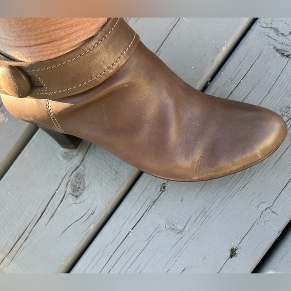 Belle Tan coloured ankle boots. Size 7. - Picture 3 of 7